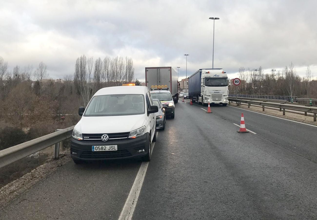 El vehículo pesado accedía a la capital desde el Portillo en dirección contraria | Efectivos de la Policía Local y Guardia Civil procedieron a la inmovilización del vehículo
