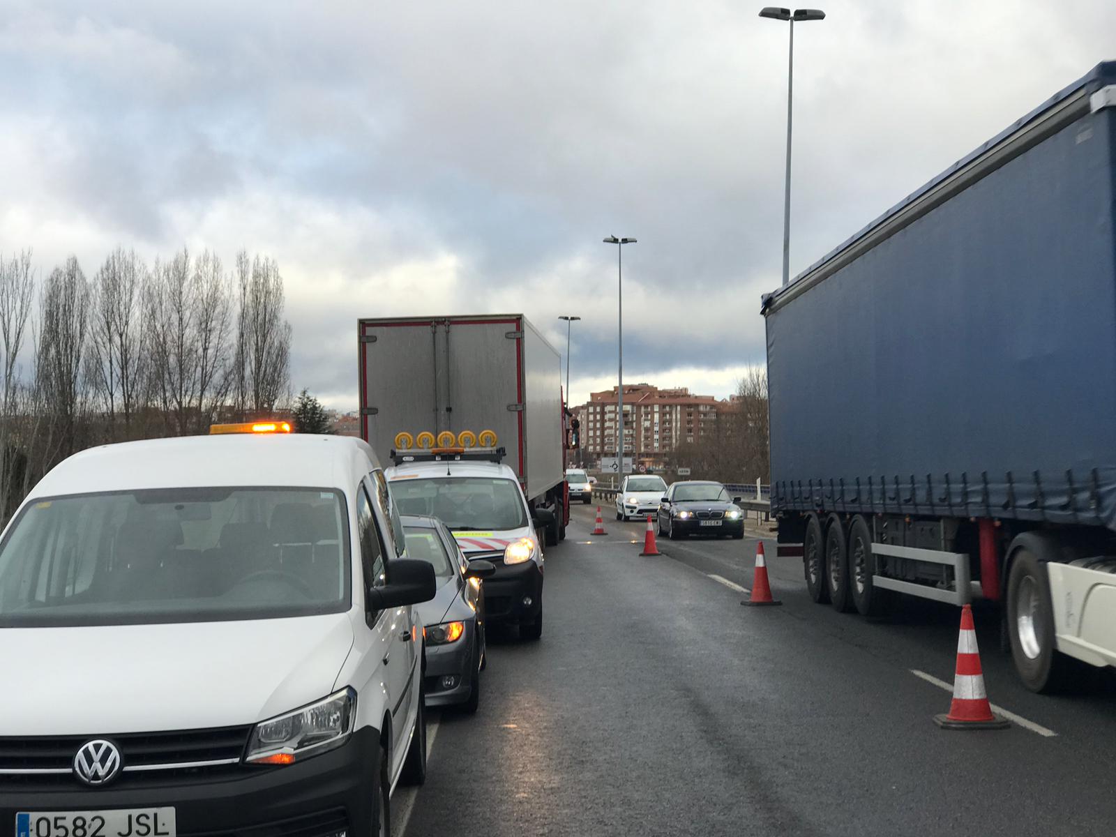 El vehículo pesado accedía a la capital desde el Portillo en dirección contraria | Efectivos de la Policía Local y Guardia Civil procedieron a la inmovilización del vehículo