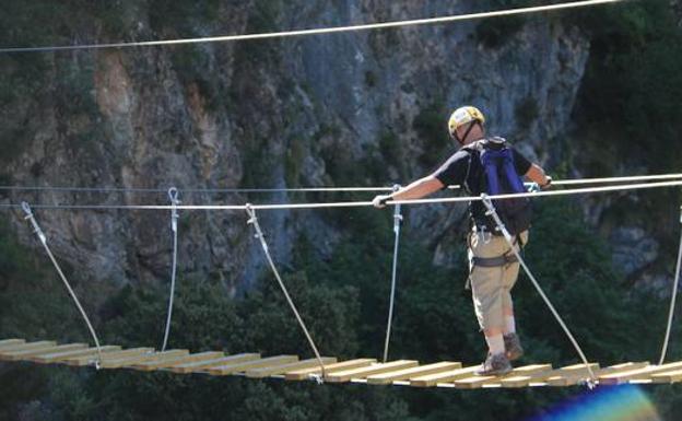 Un hombre completa la Vía Ferrata de Valdeón. 