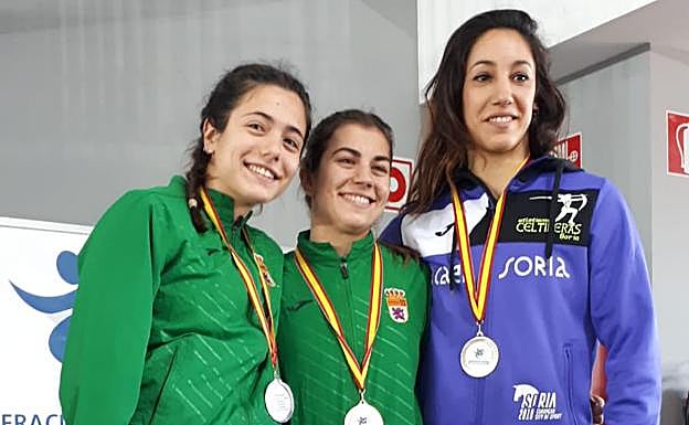 Alicia Recio (I) y Ángela García recogen sus medallas en los 400 metros.
