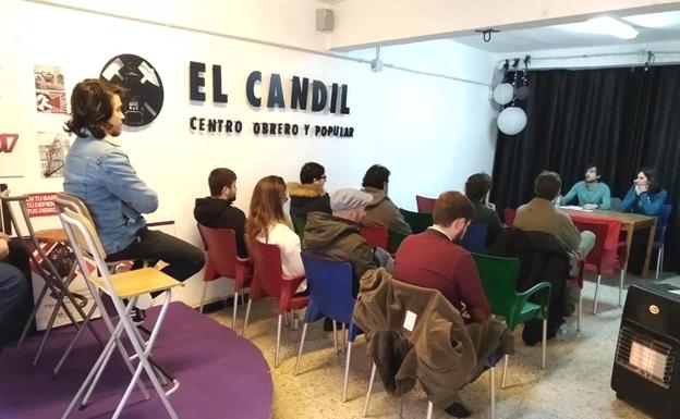 Asistentes a una charla ofrecida en El Candil .