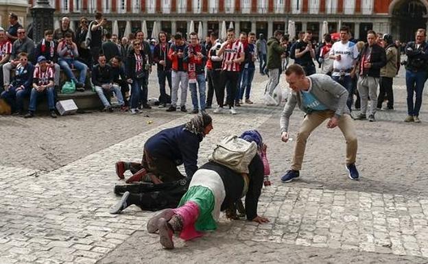 Indigentes gitanas rumanas, humilladas en la Plaza Mayor de Madrid. 
