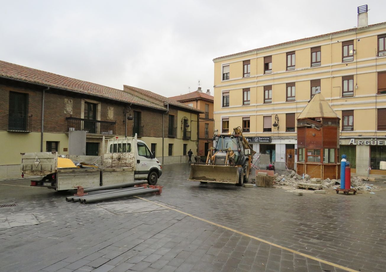 El Ayuntamiento retira el viejo kiosco de la Plaza Puerta Obispo después de una década desocupado | En la actualidad se había convertido en un 'palomar' | La zona quedará diáfana y la plaza gana espacio