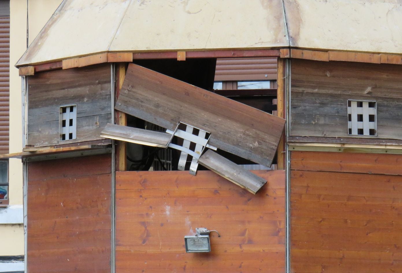 El Ayuntamiento retira el viejo kiosco de la Plaza Puerta Obispo después de una década desocupado | En la actualidad se había convertido en un 'palomar' | La zona quedará diáfana y la plaza gana espacio