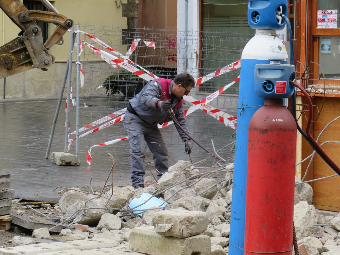 El Ayuntamiento retira el viejo kiosco de la Plaza Puerta Obispo después de una década desocupado | En la actualidad se había convertido en un 'palomar' | La zona quedará diáfana y la plaza gana espacio