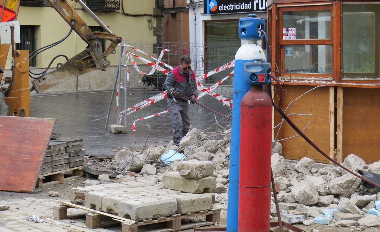 El Ayuntamiento retira el viejo kiosco de la Plaza Puerta Obispo después de una década desocupado | En la actualidad se había convertido en un 'palomar' | La zona quedará diáfana y la plaza gana espacio