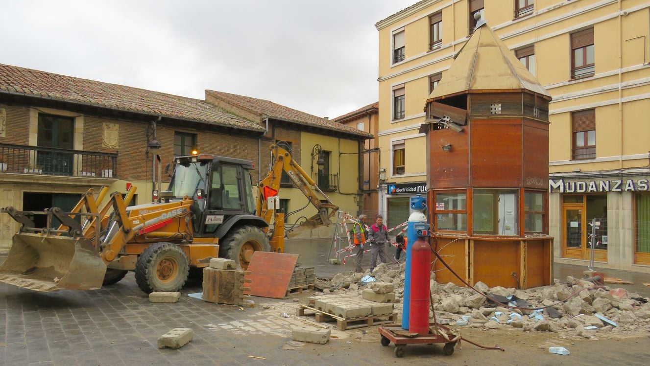 El Ayuntamiento retira el viejo kiosco de la Plaza Puerta Obispo después de una década desocupado | En la actualidad se había convertido en un 'palomar' | La zona quedará diáfana y la plaza gana espacio