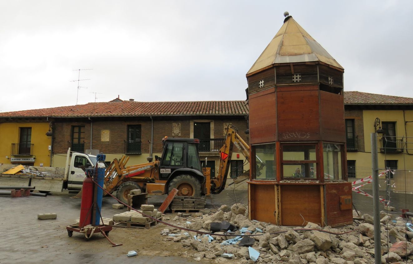 El Ayuntamiento retira el viejo kiosco de la Plaza Puerta Obispo después de una década desocupado | En la actualidad se había convertido en un 'palomar' | La zona quedará diáfana y la plaza gana espacio