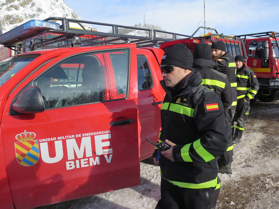 Fotos: Emergencia UME: una persona perdida en la nieve