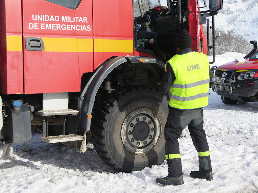 Fotos: Emergencia UME: una persona perdida en la nieve