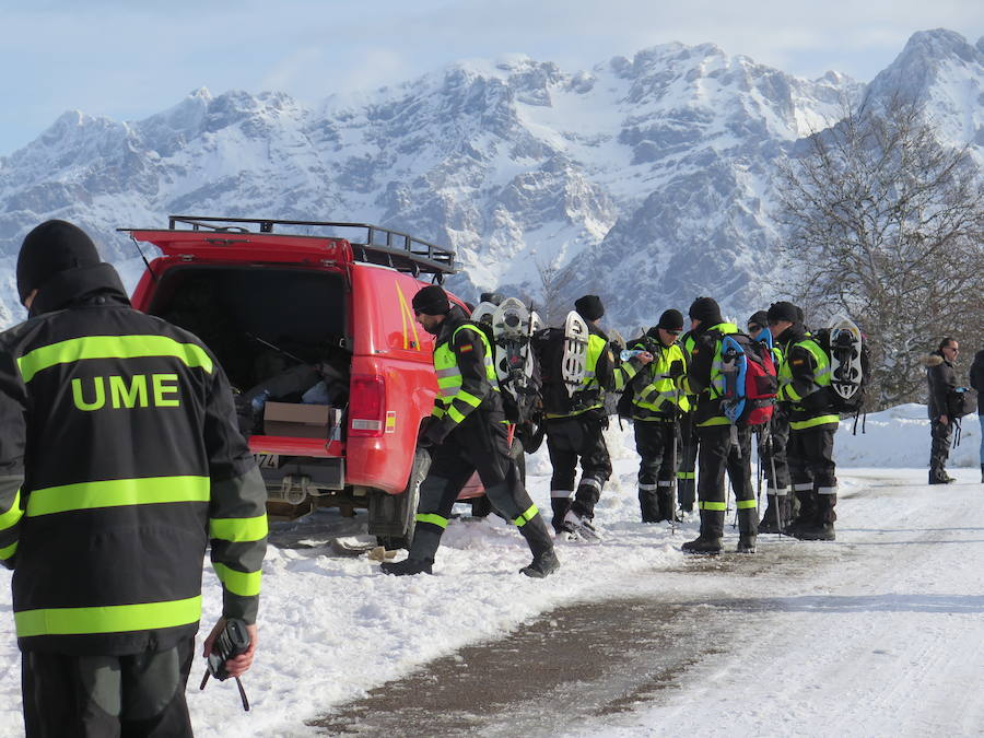 Fotos: Emergencia UME: una persona perdida en la nieve