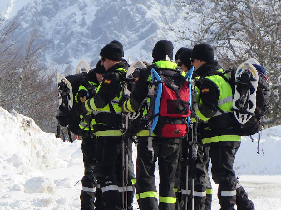 Fotos: Emergencia UME: una persona perdida en la nieve