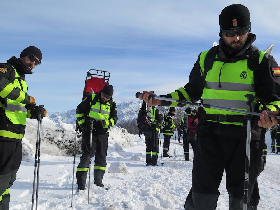 Fotos: Emergencia UME: una persona perdida en la nieve