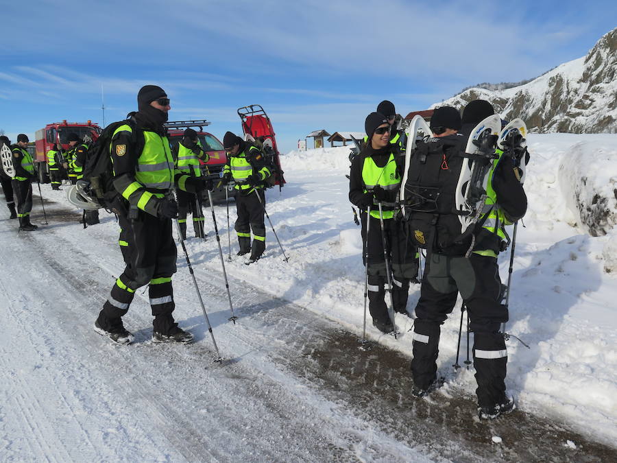 Fotos: Emergencia UME: una persona perdida en la nieve