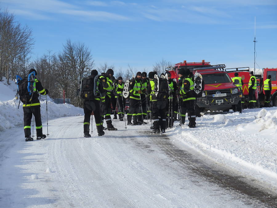 Fotos: Emergencia UME: una persona perdida en la nieve