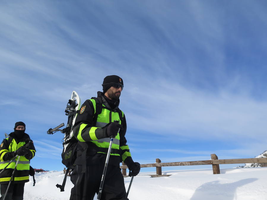 Fotos: Emergencia UME: una persona perdida en la nieve