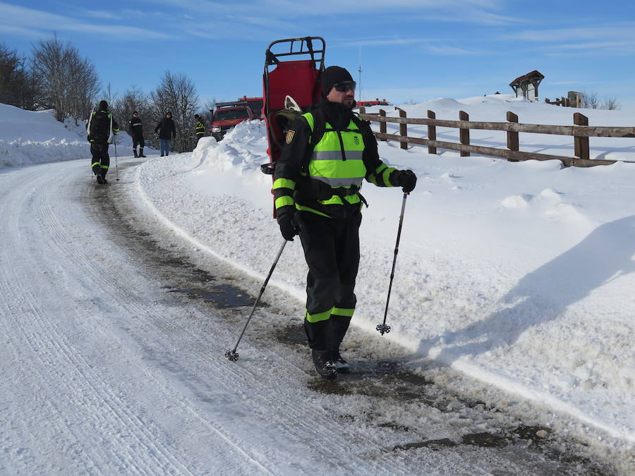Fotos: Emergencia UME: una persona perdida en la nieve