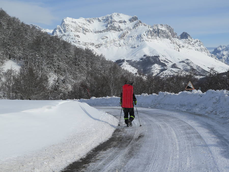 Fotos: Emergencia UME: una persona perdida en la nieve