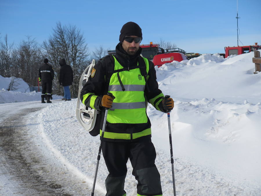 Fotos: Emergencia UME: una persona perdida en la nieve