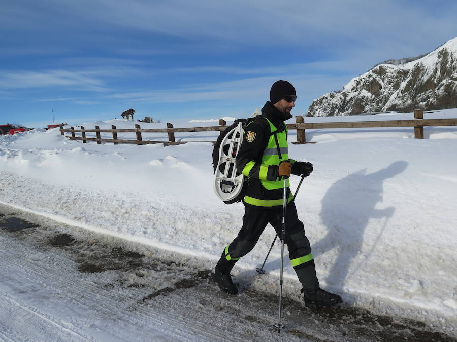 Fotos: Emergencia UME: una persona perdida en la nieve