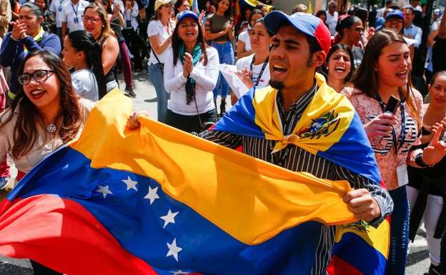 Opositores venezolanos participan en Caracas en una manifestación para exigir el fin de la crisis y en respaldo a la Presidencia interina de Juan Guaidó.