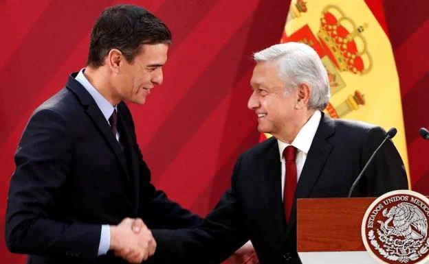 Sánchez (i) saluda a Obrador. 