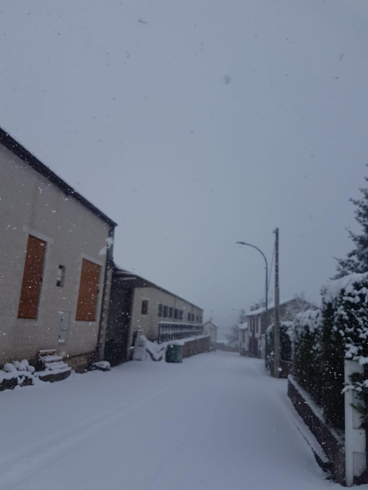 La nieve cierra dos puertos en León y Burgos, embolsa camiones en la A-52, en Sanabria, y obliga a usar cadenas en tres tramos. En las fotos, imágenes de León capital y de la provincia de León