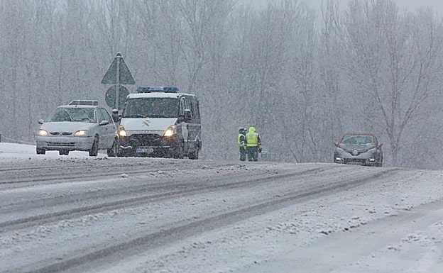 Galería. Imagen de la nevada de este viernes en diferentes puntos de la provincia.