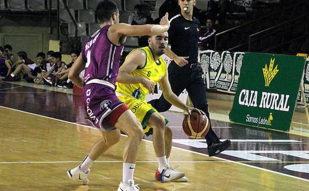 Un lance del derbi entre Reino de León y Basket León.