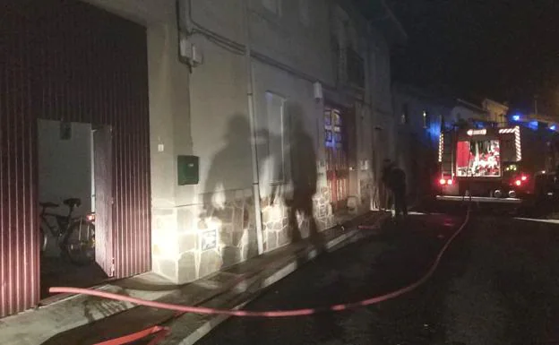 Los Bomberos de León en el lugar del incendio.