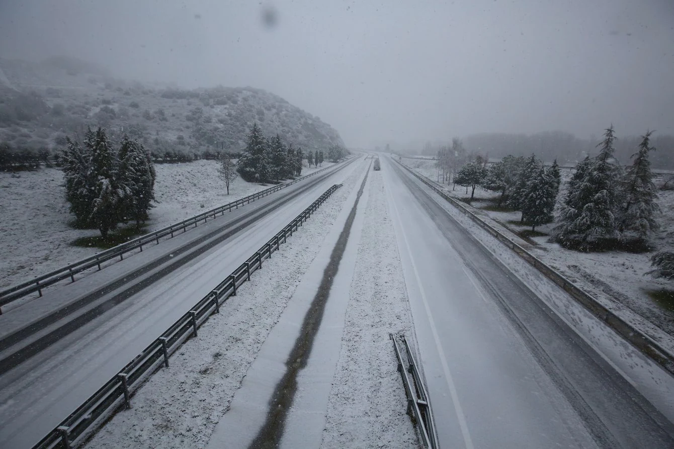 La autovía A6 cortada por el temporal de nieve a su paso por la localidad de Bembibre