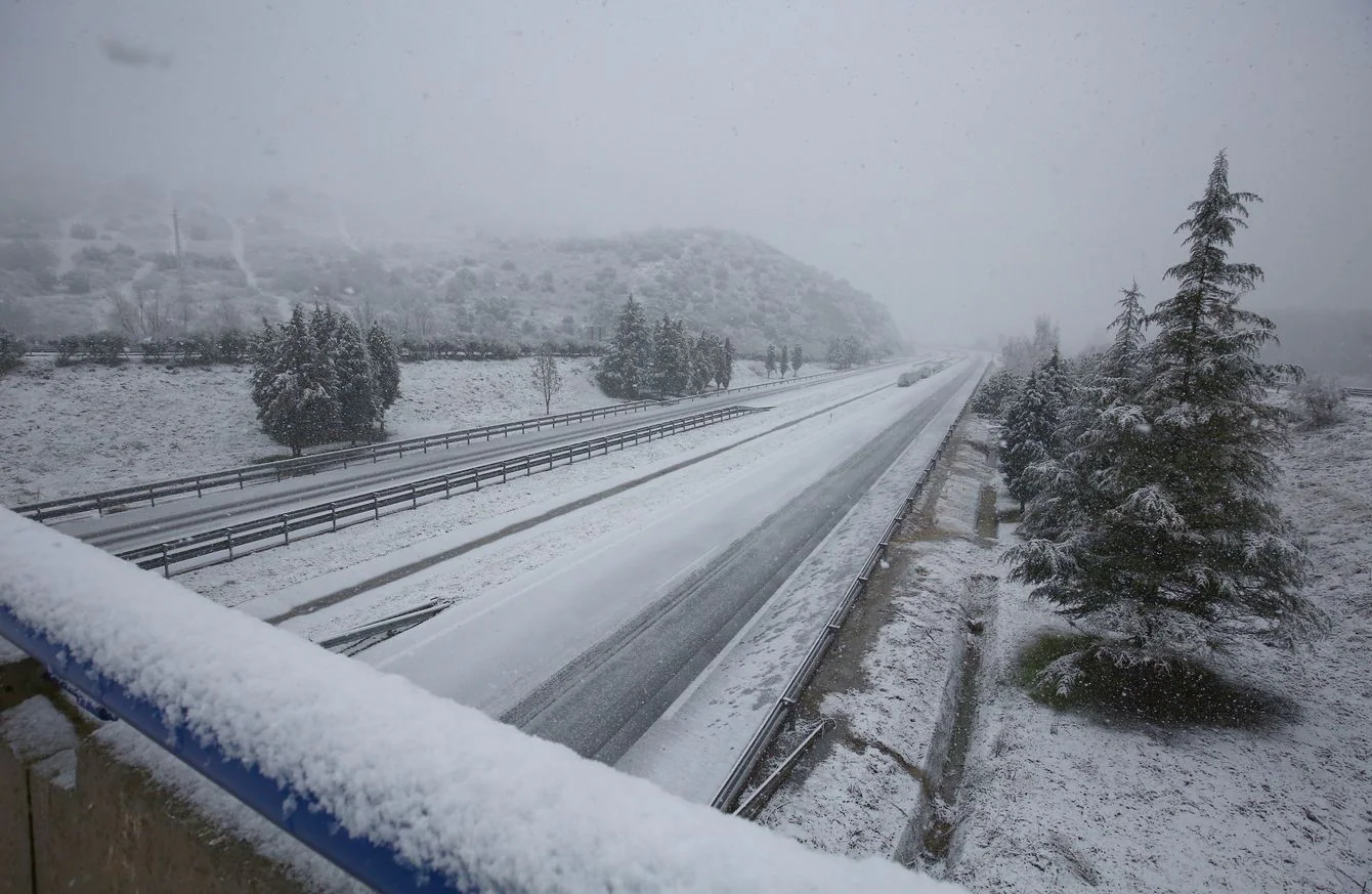 La autovía A6 cortada por el temporal de nieve a su paso por la localidad de Bembibre