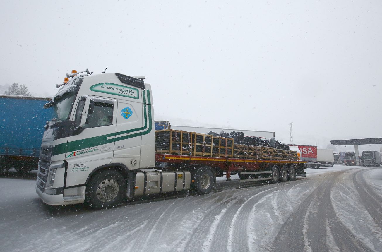 La autovía A6 cortada por el temporal de nieve a su paso por la localidad de Bembibre