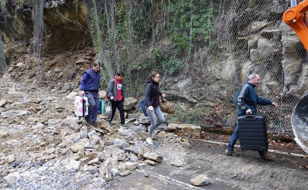 Los alumnos de Sajamabre regresan a pie a sus casas. 