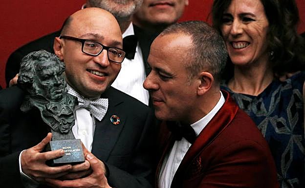 Jesús Vidal celebra junto a sus compañeros de película el Goya. 