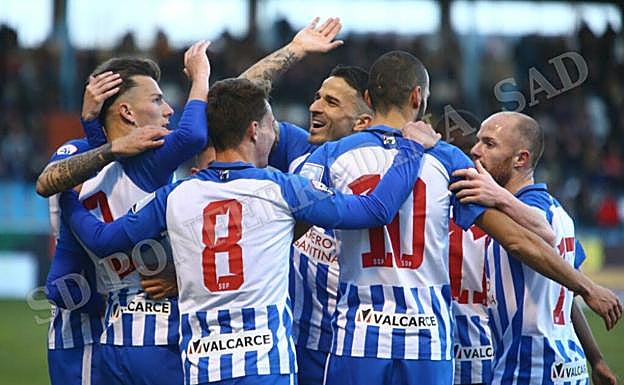 Los jugadores de la Ponferradina celebran un gol.