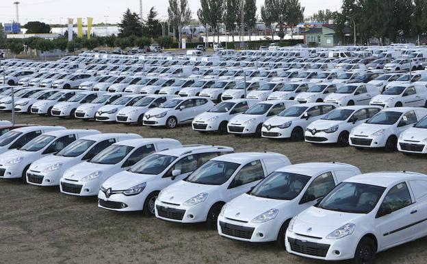 Modelos Clio y Kangoo estacionados en Renault. 