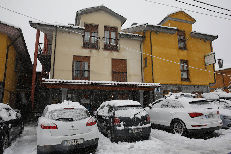 Fotos: Las dos caras de la nieve en Pajares