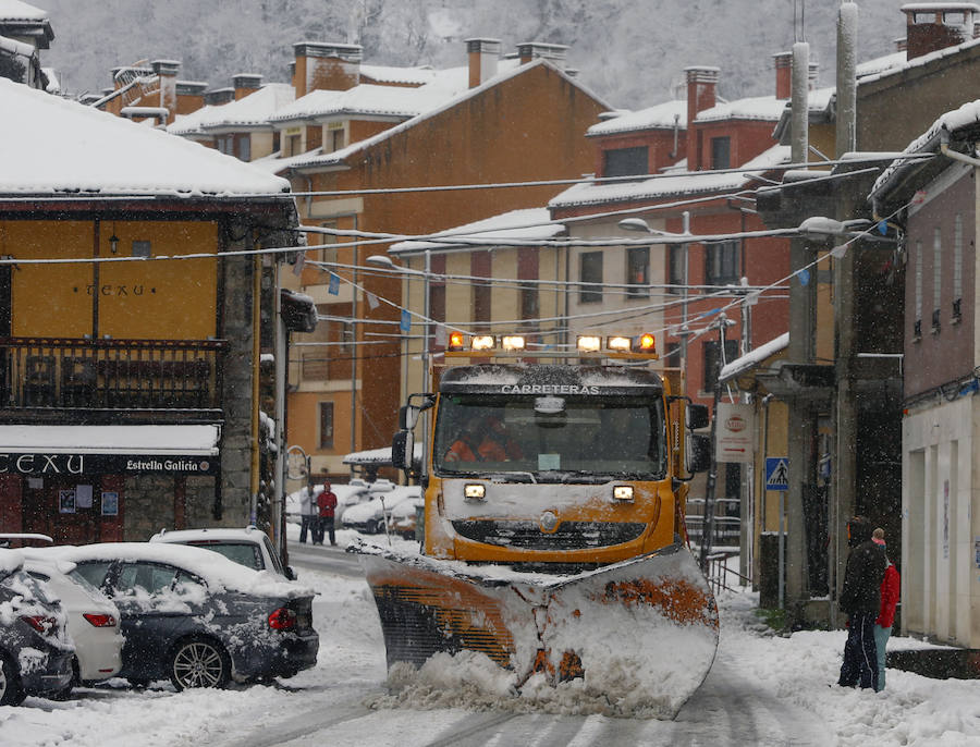 Fotos: Las dos caras de la nieve en Pajares