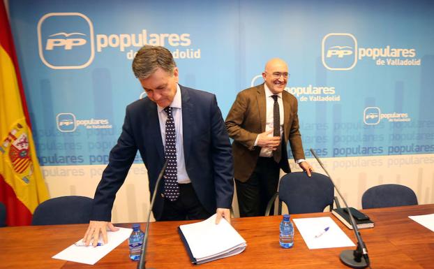 El secretario general del PPCyL, Francisco Vázquez; y el presidente de los populares de Valladolid, Jesús Julio Carnero; participan en el Comite de Campaña del PP de Valladolid.