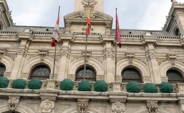 Paragüas verdes en la fachada del Ayuntamiento de Valladolid con motivo del Día Mundial Contra el Cáncer. 