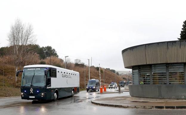 El autobús de la Guardia Civil que trasladó a los presos del 'procés' hasta la cárcel de Soto del Real, en Madrid.