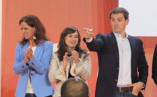 Albert Rivera, junto a Gemma Villarroel y Ana Carlota Amigo en una visita a León. 