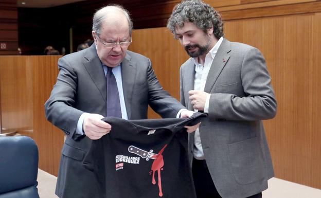 Sarrión entrega una camiseta de Embutidos Rodríguez a Herrera.