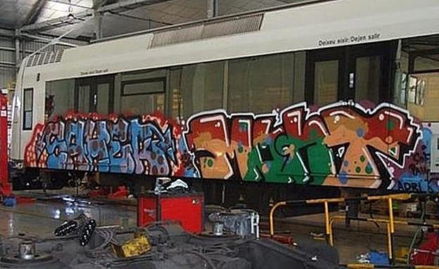 Imagen de un tren pintado en reparación. 