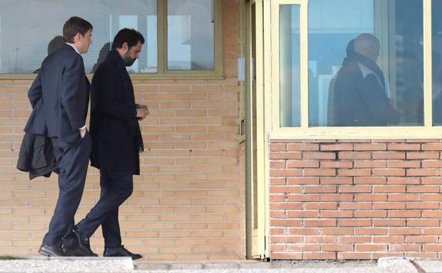 El presidente del Parlamento de Cataluña, Roger Torrent (d), a su llegada a la prisión Soto del Real.