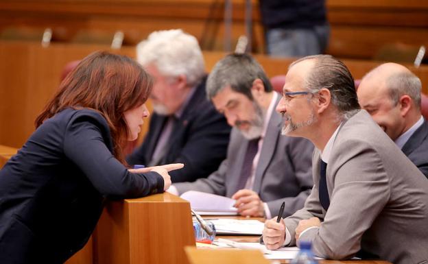 El portavoz de Ciudadanos, Luis Fuentes, conversa con la procuradora de Podemos Lorena González.