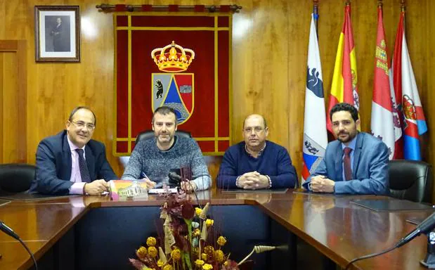 El alcalde de Folgoso, Tomás Vega (2I), y el teniente de alcalde junto a los representantes de La Caixa, en el acto.