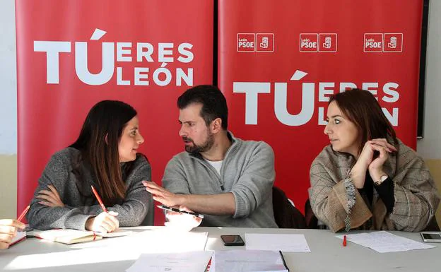 El candidato socialista a la Presidencia de la Junta, Luis Tudanca, mantiene una reunión de trabajo en Sabero. 