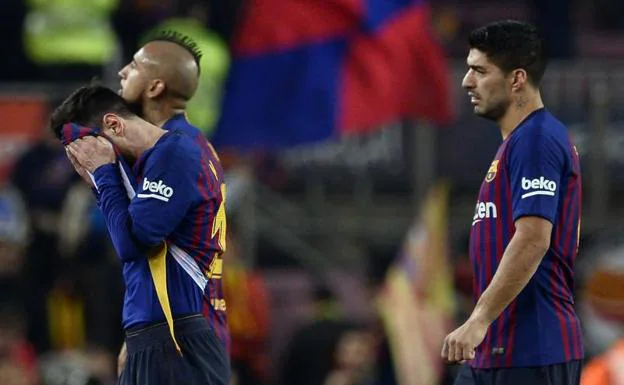 Messi, Vidal y Suárez se retiran exhaustos del terreno de juego.